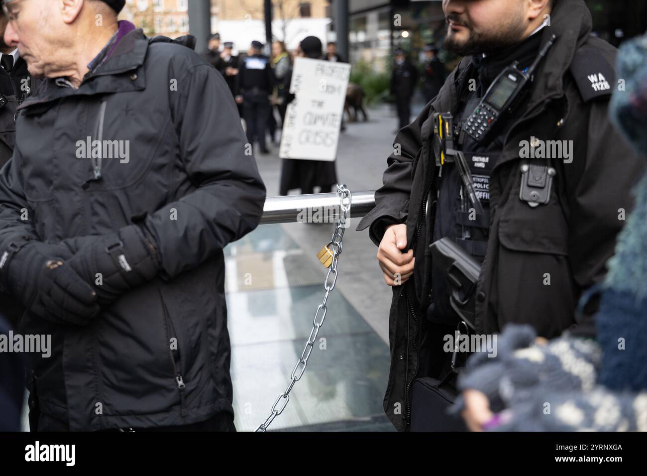 Manifestation contre la rébellion d'extinction à A&O Shearman, Londres, 04/12/24 Banque D'Images