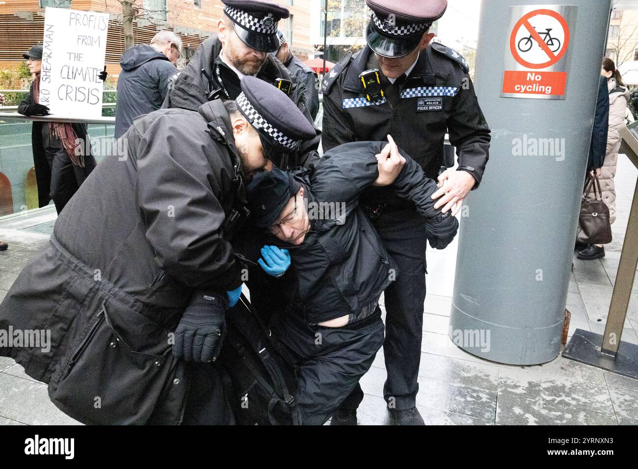 Manifestation contre la rébellion d'extinction à A&O Shearman, Londres, 04/12/24 Banque D'Images