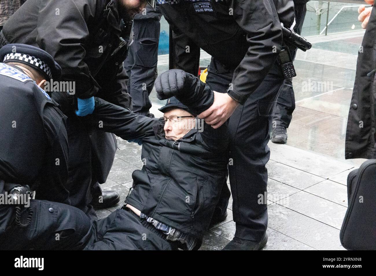 Manifestation contre la rébellion d'extinction à A&O Shearman, Londres, 04/12/24 Banque D'Images