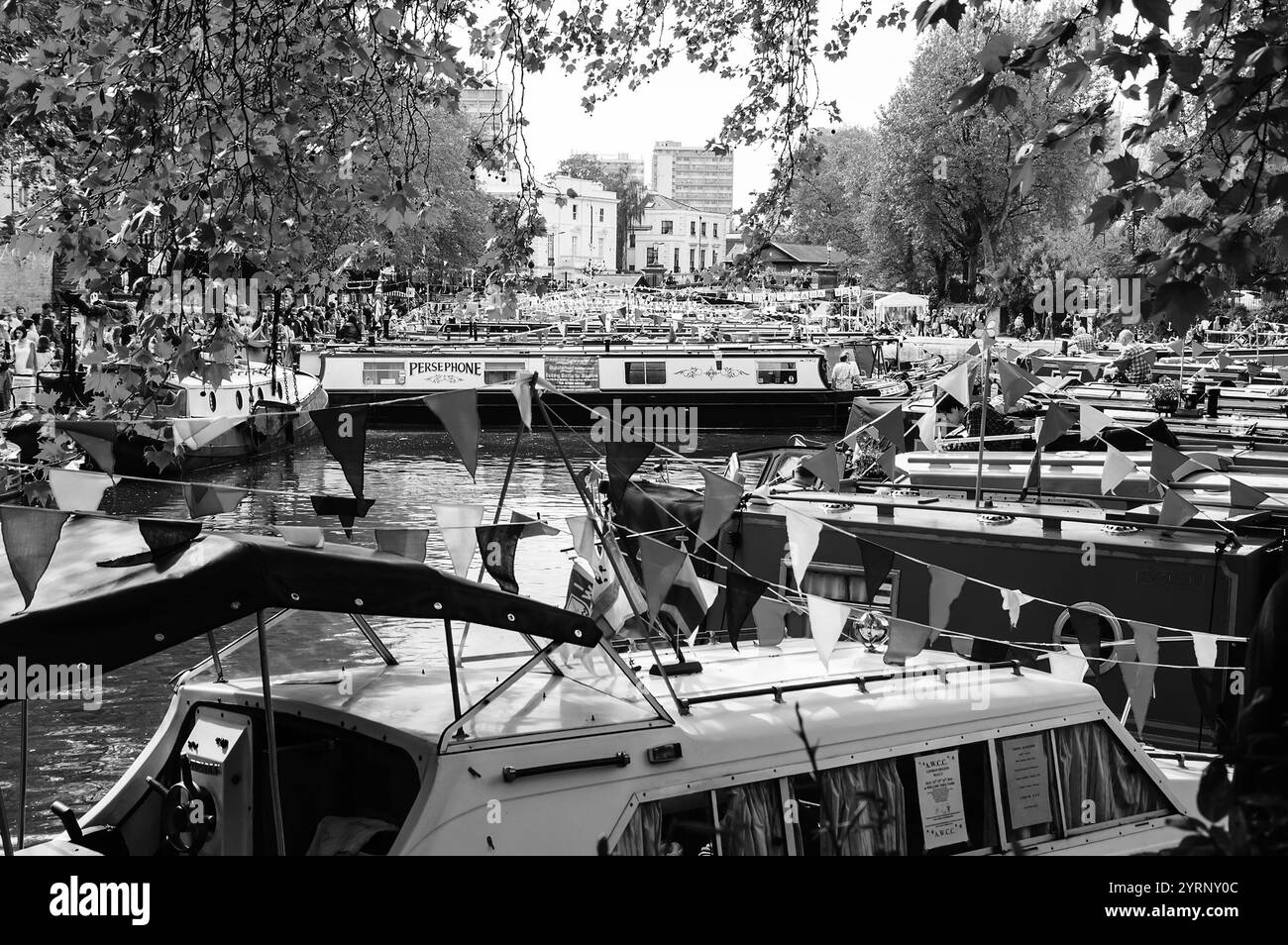 LONDRES, ANGLETERRE, Royaume-Uni - 5 MAI 2014 : les bateaux traditionnels participent au Canalway Cavalcade annuel, un festival des voies navigables unique qui a lieu à Little Veni Banque D'Images