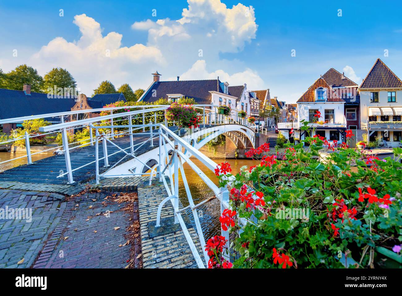 Ville historique de Dokkum en Frise, pays-Bas avec voie navigable et bateaux Banque D'Images
