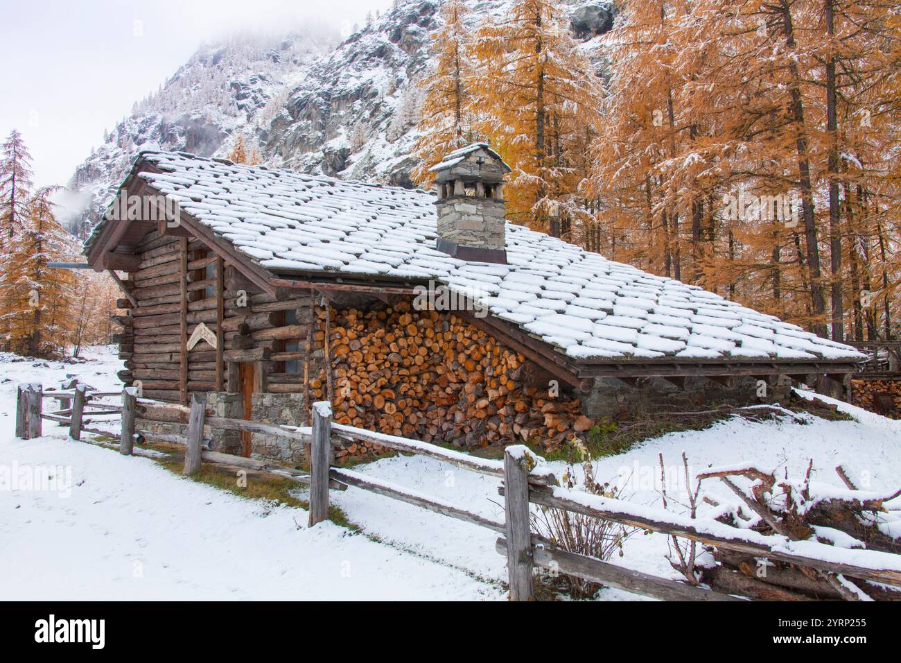 Ferme de montagne, dans la neige, hiver, parc national Gran Paradiso, Italie Banque D'Images