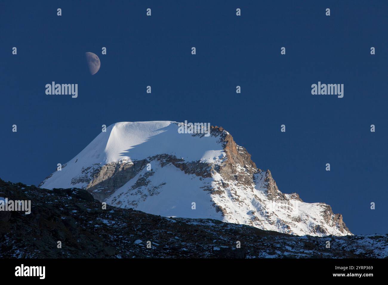 Lune au-dessus de la montagne Ciarforon, parc national Gran Paradiso, vallée d'Aoste, Italie Banque D'Images