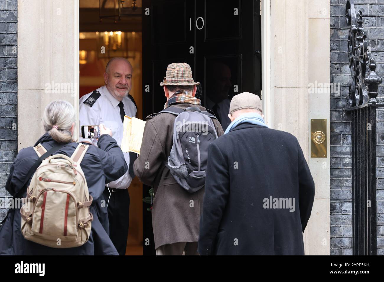 Groupe pour les aveugles livrant une pétition à Downing Street demandant que les bustes flottants cessent d'être déployés et que les bustes existants soient inversés, car ils représentent un tel risque pour les aveugles, à Londres, au Royaume-Uni Banque D'Images