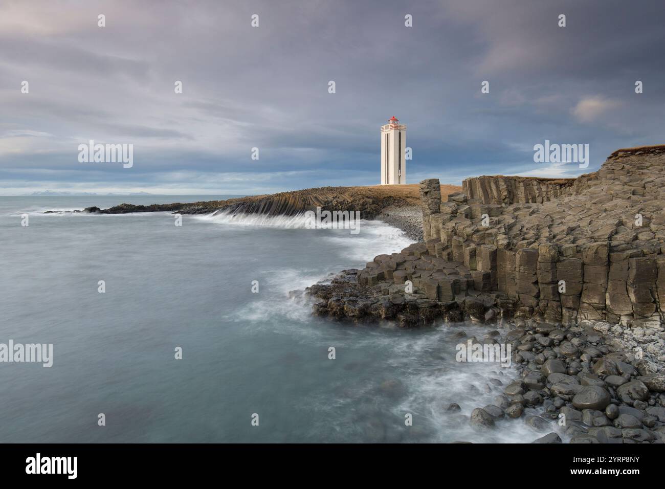 Phare de Kalfshamarsvik entouré de rochers de basalte, péninsule de Skagi, Islande Banque D'Images