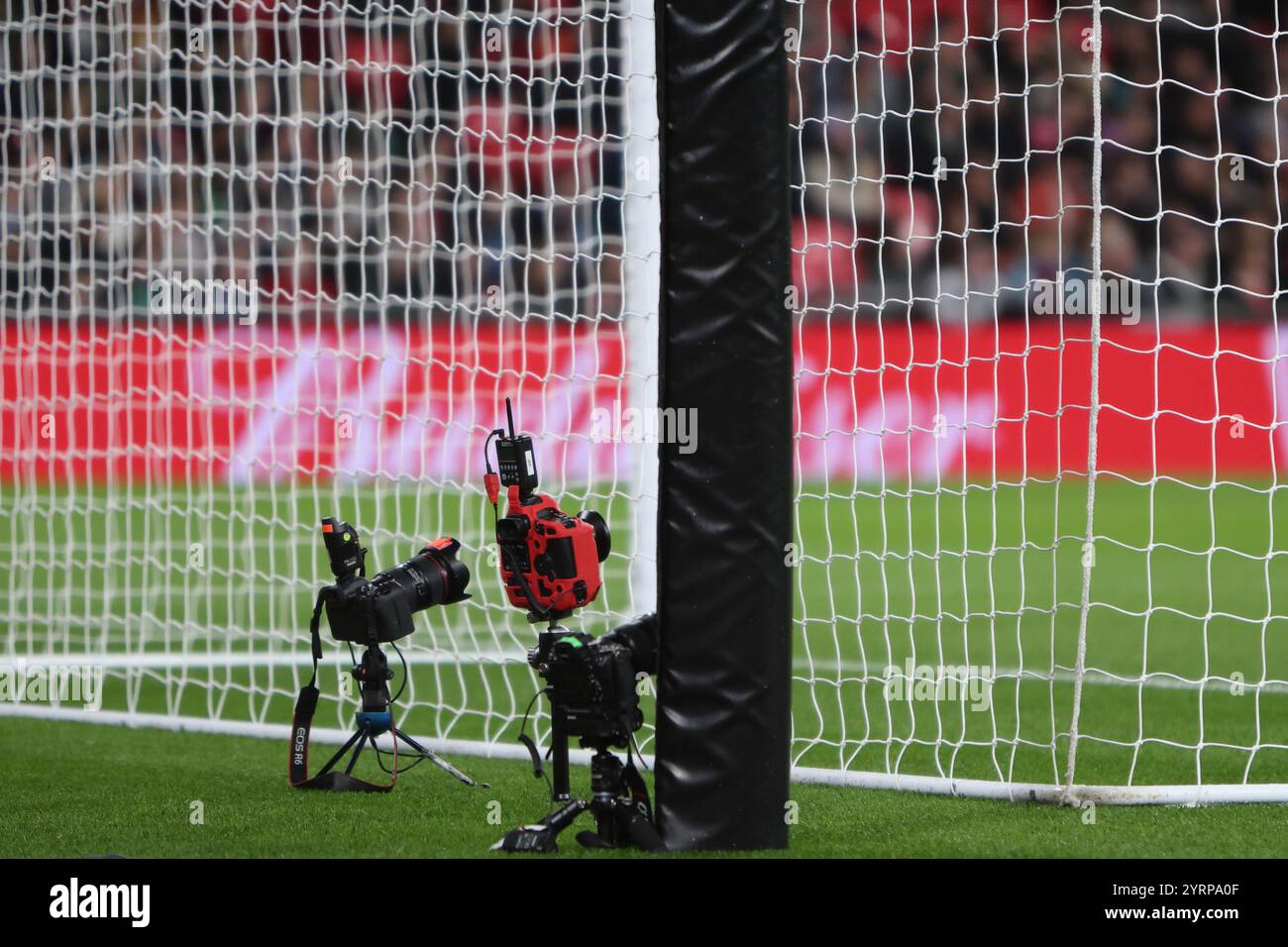 Caméras distantes derrière le filet de but Angleterre contre États-Unis Wembley Stadium Londres Lionesses Angleterre équipe féminine de football 30 novembre 2024 Banque D'Images