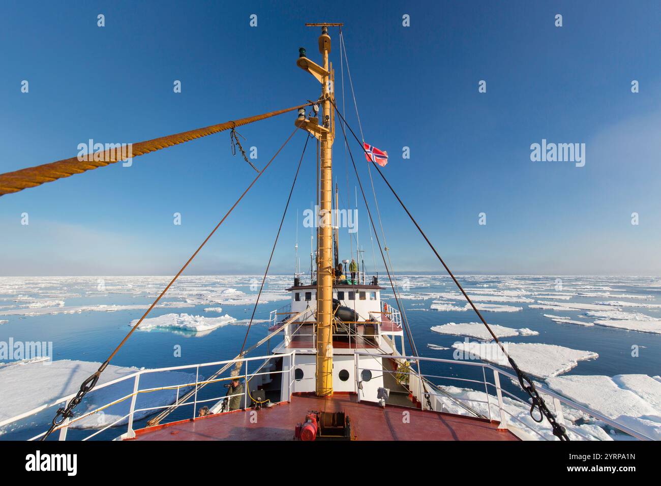 Bateau dans la glace dérivante dans l'océan Arctique, Nordaustland, Svalbard, Norvège Banque D'Images