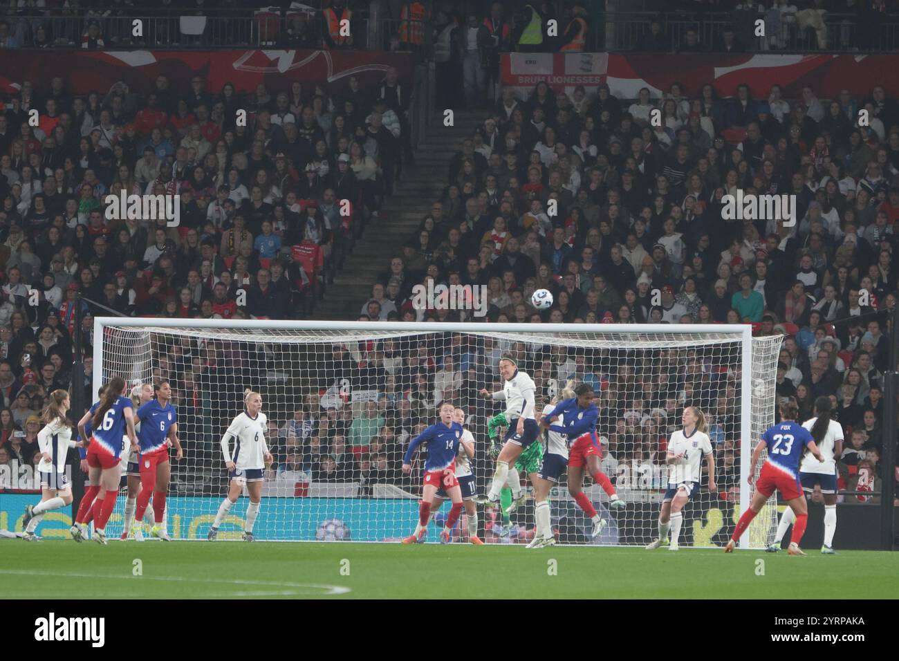 Goalmouth action avec foule derrière le but Angleterre contre États-Unis Wembley Stadium Londres Lionesses Angleterre équipe féminine de football 30 novembre 2024 Banque D'Images