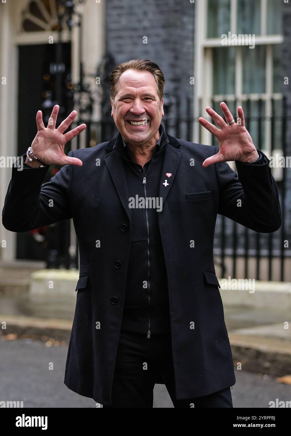 Londres, Royaume-Uni. 04th Dec, 2024. L'ancien gardien de but anglais David Seaman, accompagné de son épouse Frankie et de représentants de l'association caritative, remet une pétition au 10 Downing Street pour la British Heart Foundation. Seaman est un ambassadeur de célébrité pour la British Heart Foundation et a lui-même reçu un diagnostic de fibrillation auriculaire (battements cardiaques irréguliers) dans le passé. Crédit : Imageplotter/Alamy Live News Banque D'Images