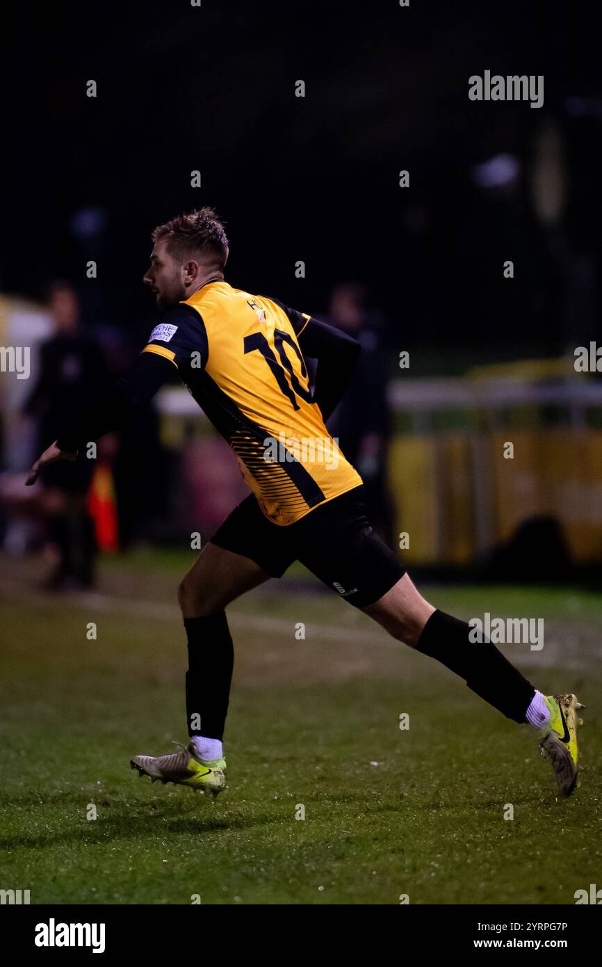 Leamington, Angleterre - 3 décembre 2024 : (nom) lors du match de Birmingham Senior Cup entre Leamington et Halesowen Town Banque D'Images