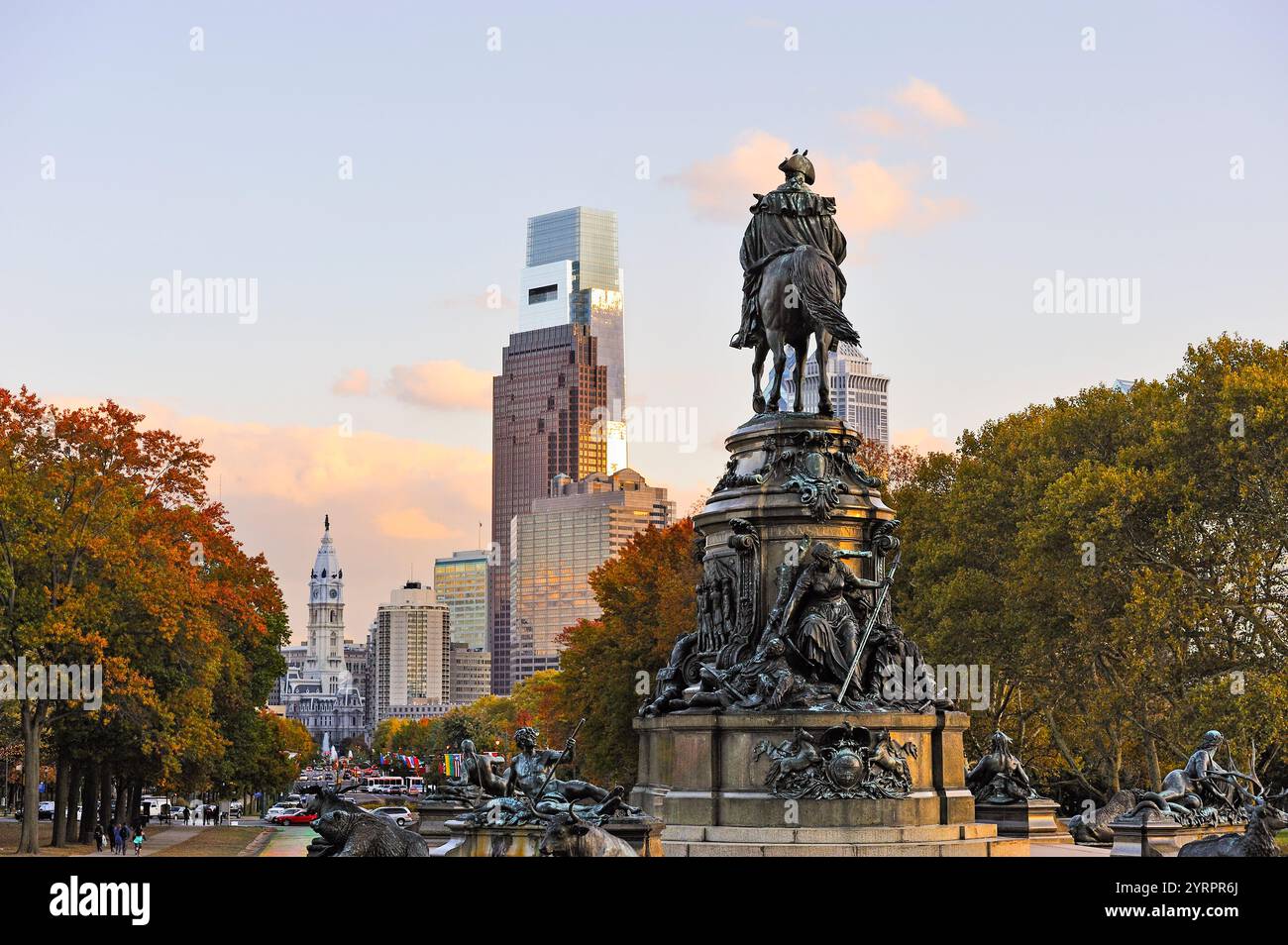 Statue équestre de George Washington sur Benjamin Franklin Parkway avec l'hôtel de ville en arrière-plan, Philadelphie, Commonwealth de Pennsylvanie, Banque D'Images