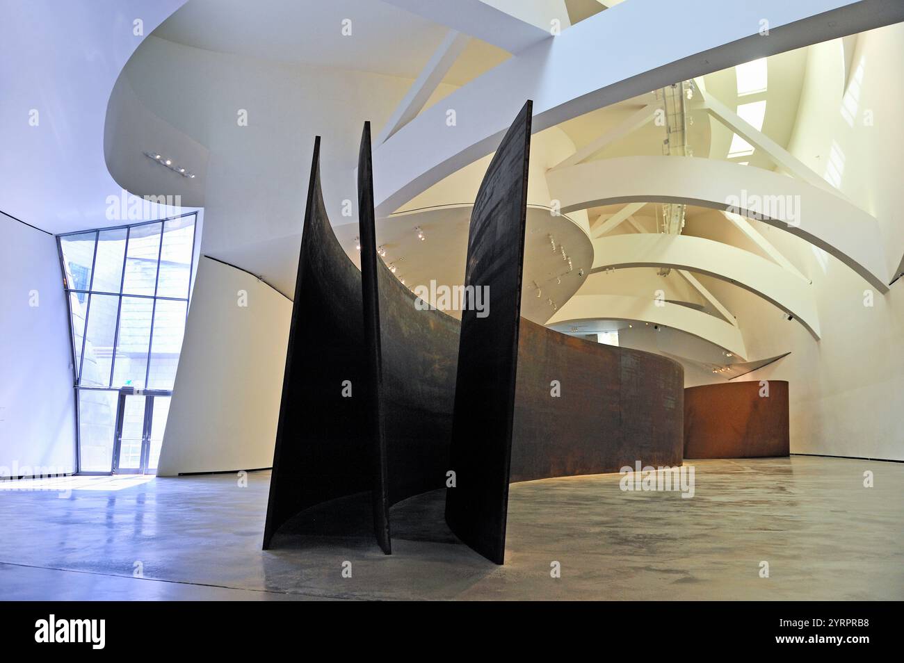'Snake, the Matter of Time' , sculpture en acier altérée de l'artiste Richard Serra, collection permanente du musée Guggenheim conçue par archi Banque D'Images