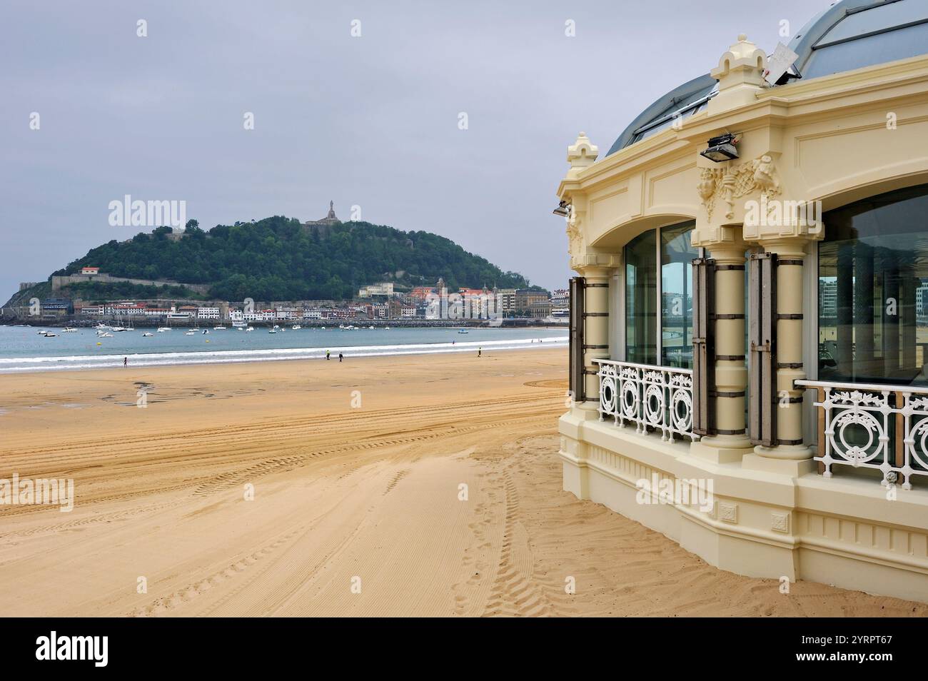 La Perla Thalassothérapie à la plage de la Concha, Saint-Sébastien, golfe de Gascogne, province de Gipuzkoa, pays Basque, Espagne, Europe Banque D'Images