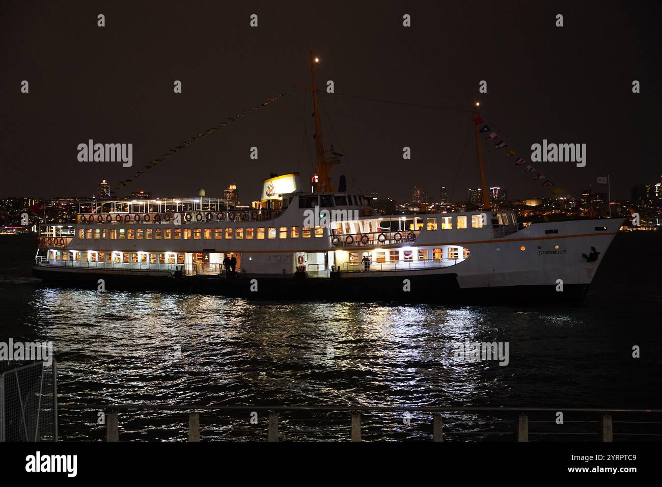 ISTANBUL, TURKIYE - 23 AVRIL 2024 : ferry transportant des personnes entre les côtés de la ville d'Istanbul Banque D'Images