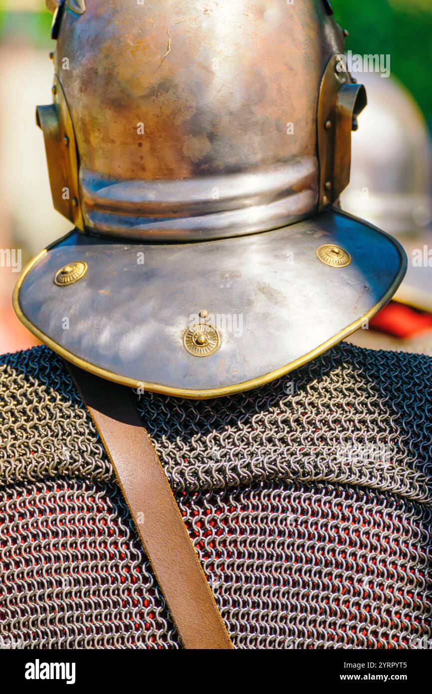 détail d'un ancien soldats romains, légionnaires romains avec casque une armure de maillon de chaîne à un festival historique Banque D'Images