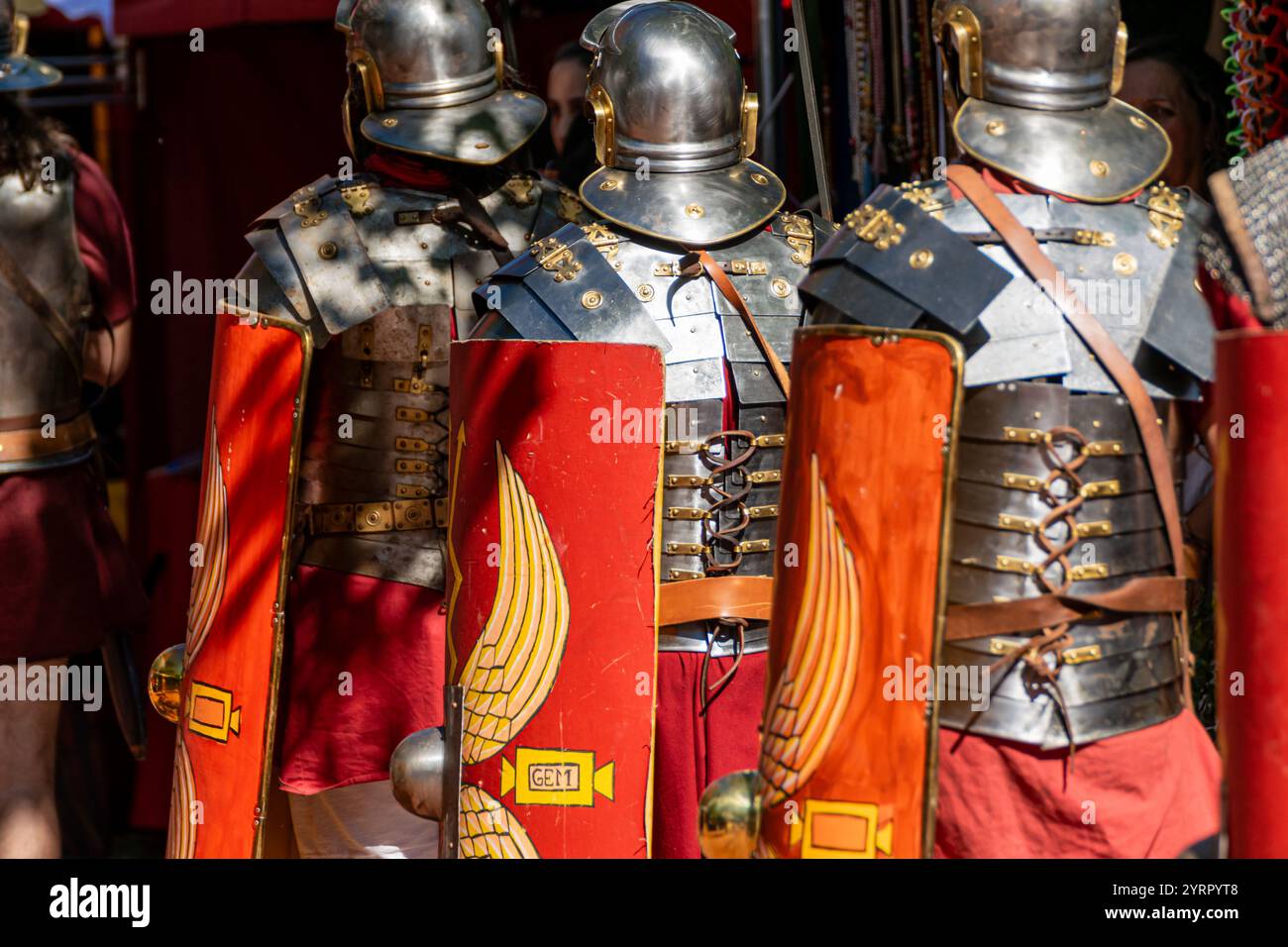 Réacteurs non identifiés de la période romaine avec des vêtements et des armures de légionnaires romains marchant dans une fête historique Banque D'Images