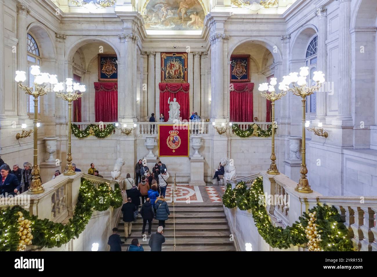 Grand escalier à l'intérieur du Palais Royal de Madrid, orné de marbre, fresques et sculptures dorées Banque D'Images