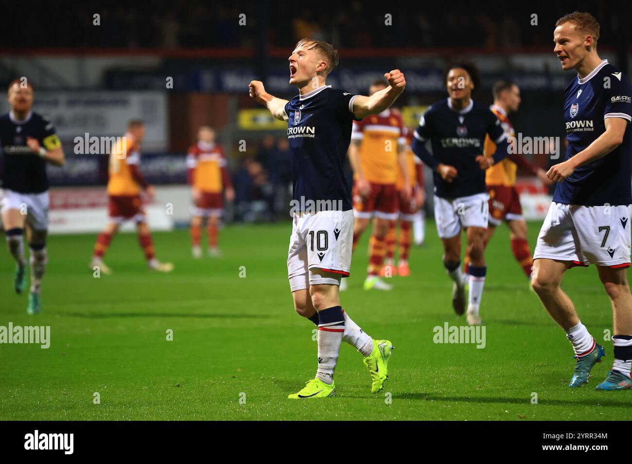 4 décembre 2024 ; Dens Park, Dundee, Écosse : Scottish Premiership Football, Dundee versus Motherwell ; Lyall Cameron de Dundee célèbre après avoir marqué pour 3-1 à la 63e minute Banque D'Images