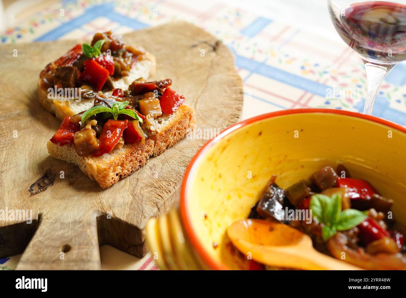 Bruschetta à la caponata sicilienne à base d'aubergines italiennes et de poivrons rouges Banque D'Images