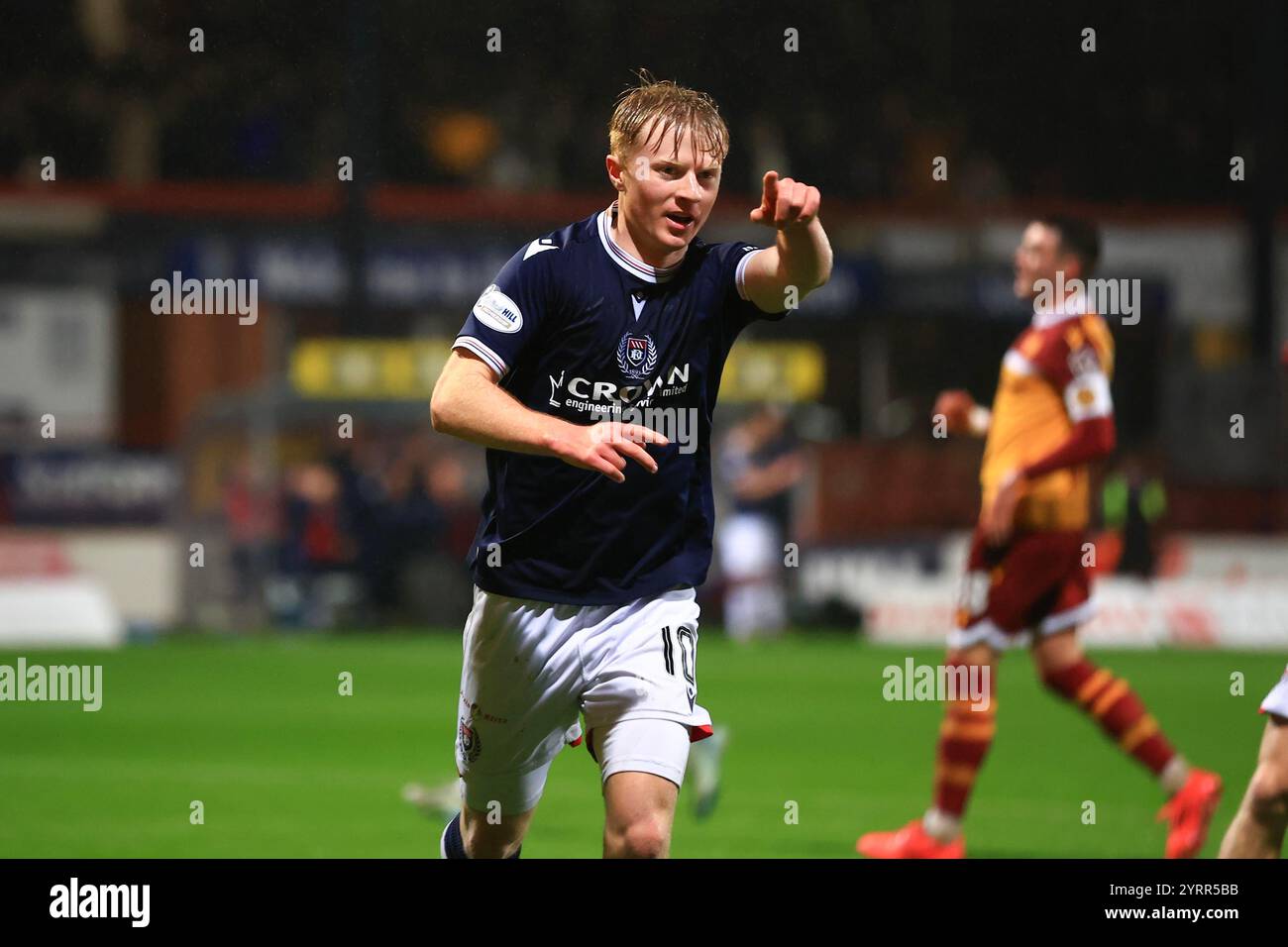 4 décembre 2024 ; Dens Park, Dundee, Écosse : Scottish Premiership Football, Dundee versus Motherwell ; Lyall Cameron de Dundee célèbre après avoir marqué pour 4-1 à la 67e minute Banque D'Images