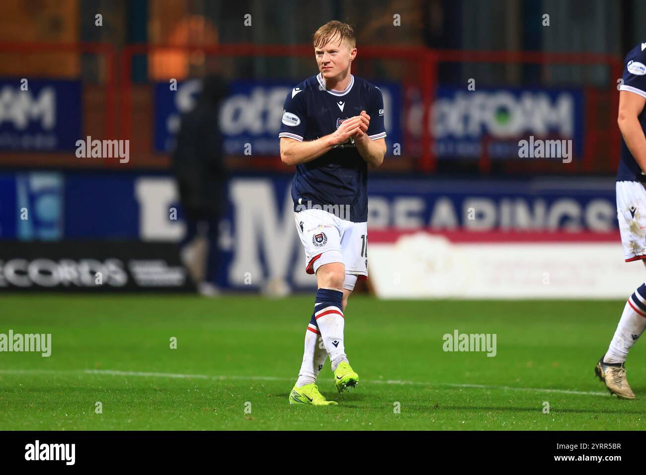 4 décembre 2024 ; Dens Park, Dundee, Écosse : Scottish Premiership Football, Dundee versus Motherwell ; Lyall Cameron de Dundee applaudit les fans à la fin du match Banque D'Images