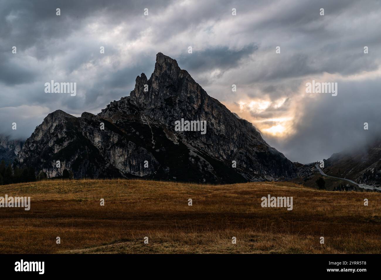 Sommets de montagne dans les Dolomites avec ciel dramatique - Italie - Tyrol du Sud Banque D'Images