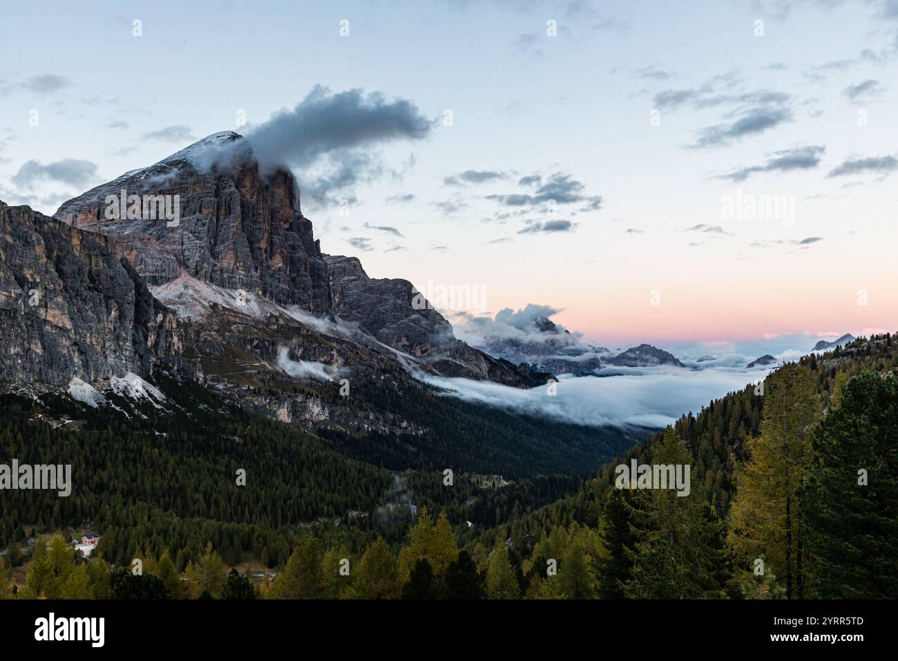 Vallée dans les Dolomites avec des sommets - Italie - Tyrol du Sud Banque D'Images