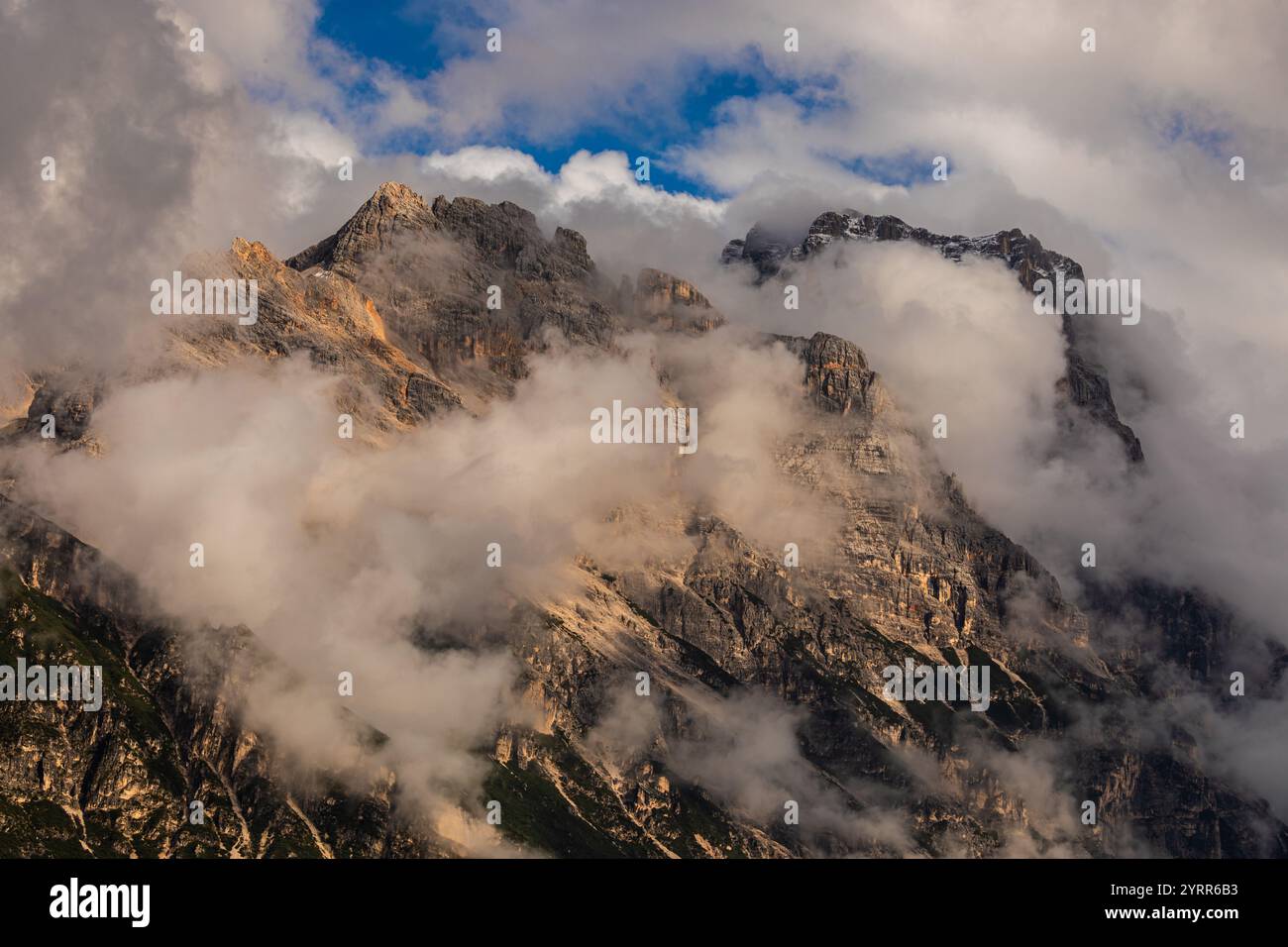 Sommets montagneux dans les Dolomites avec nuages - Italie - Tyrol du Sud Banque D'Images