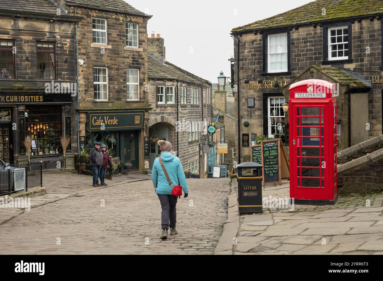 Touristes à Haworth, main Street Banque D'Images