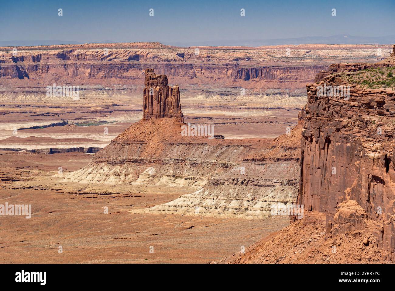 Vue panoramique depuis le Candlestick Tower Overlook dans l'île dans le quartier Sky du parc national de Canyonlands, Utah Banque D'Images