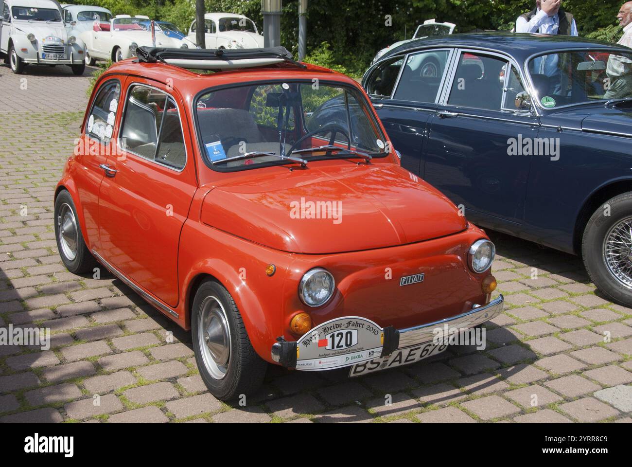 Petite voiture classique Fiat rouge sur un parking avec d'autres voitures classiques à l'arrière-plan, voiture classique, Fiat 500 Bambino, basse-Saxe, Allemagne, Europe Banque D'Images