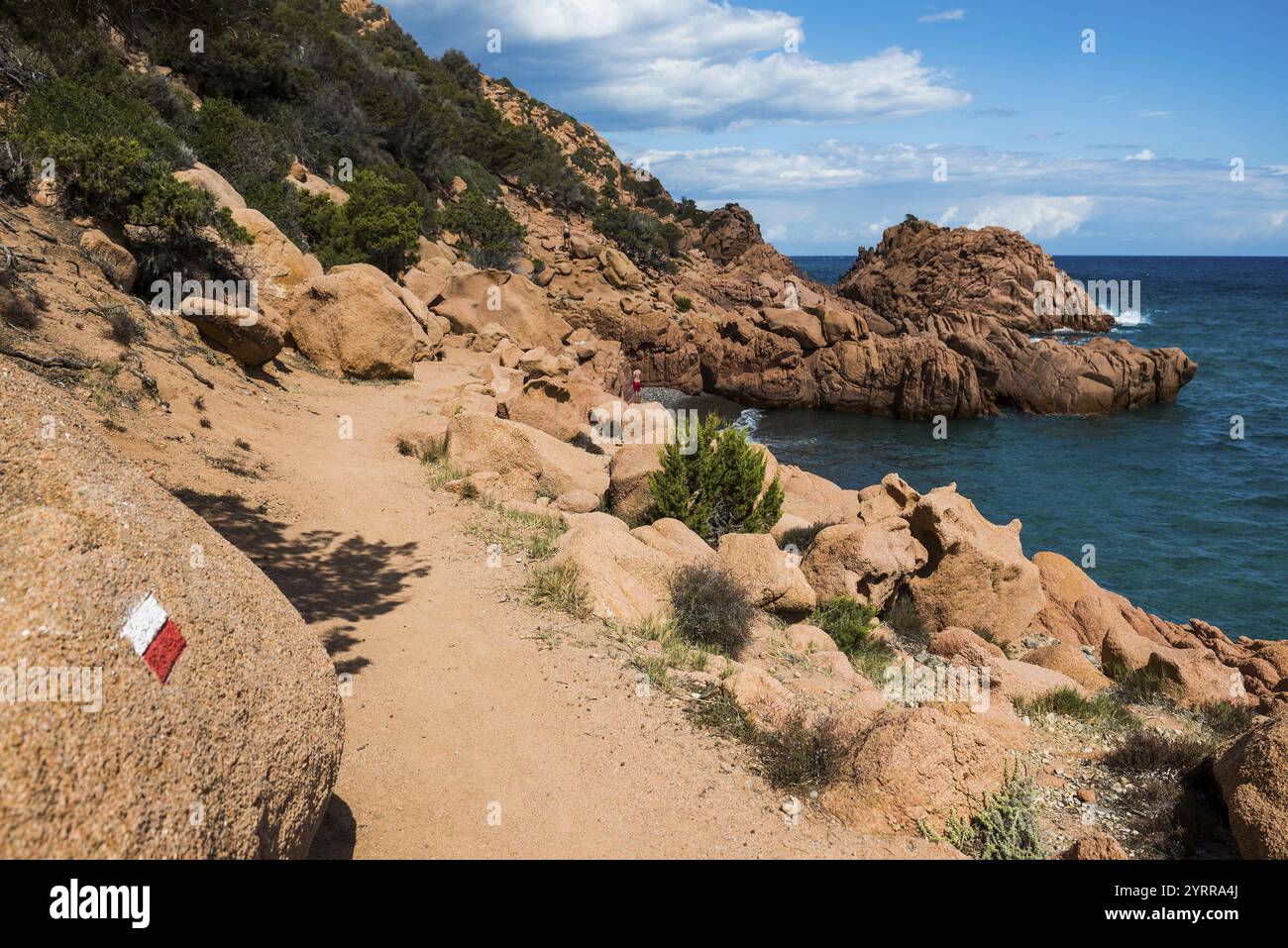 Sentier de randonnée le long de la côte avec des rochers rouges et la mer, Spiaggia di Coccorocci, près de Tertenia, Province d'Ogliastra, Sardaigne, Italie, Europe Banque D'Images
