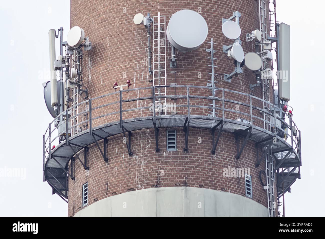 Grande cheminée avec plusieurs antennes Banque D'Images