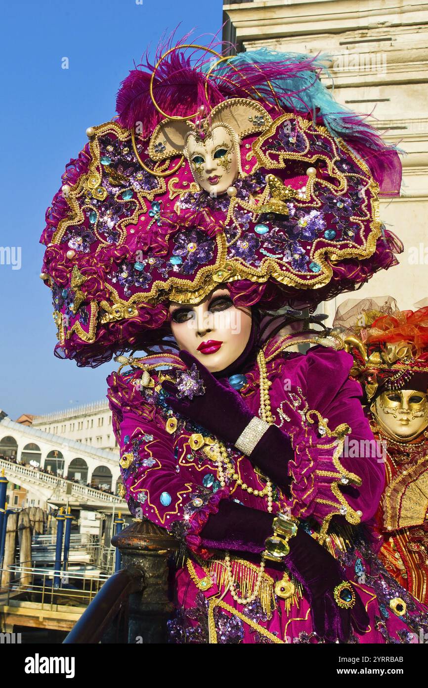 Carnaval dans la ville unique de Venise en Italie. Masques vénitiens, porteur de masque Venise, Italie, Europe Banque D'Images