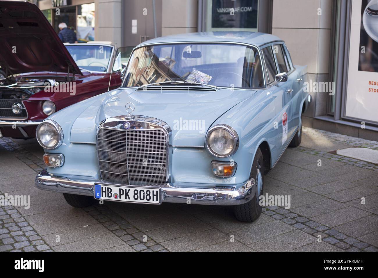 Voiture classique Mercedes bleu clair lors d'une réunion de voitures classiques, Brême, Allemagne, Europe Banque D'Images