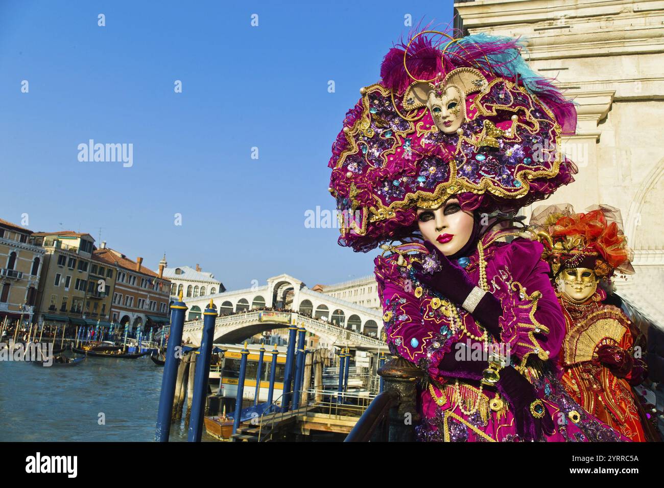 Carnaval dans la ville unique de Vendig en Italie. Masques vénitiens, porteur de masque, masque Venise, Italie, Europe Banque D'Images