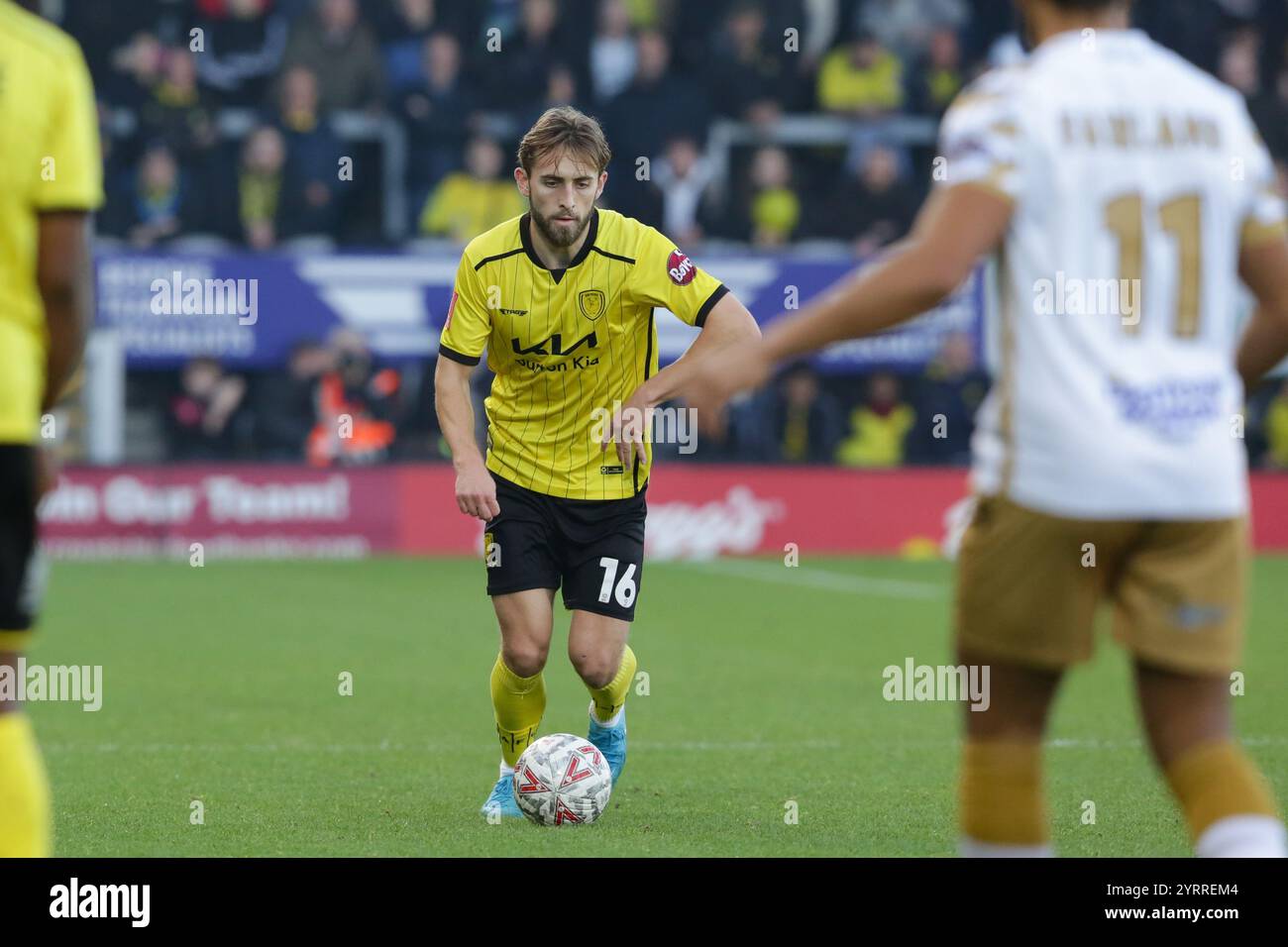 Burton upon Trent, Royaume-Uni, 1er décembre 2024. Jack Cooper aime Burton Albion lors du match entre Burton Albion et Tamworth. FA Cup deuxième tour ( Banque D'Images