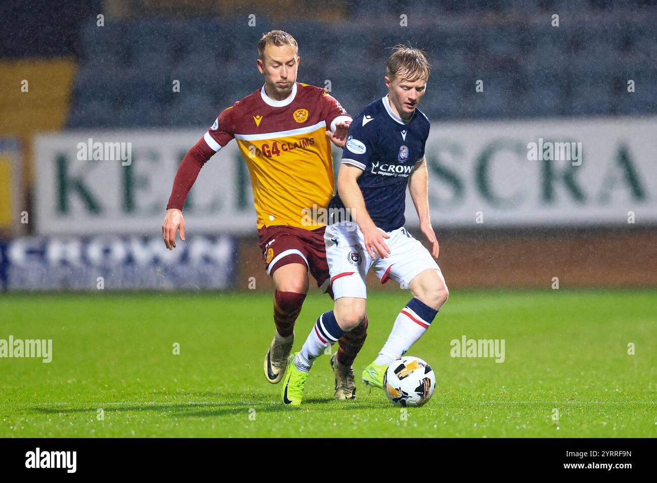 4 décembre 2024 ; Dens Park, Dundee, Écosse : Scottish Premiership Football, Dundee contre Motherwell ; Lyall Cameron de Dundee passe devant Harry Paton de Motherwell Banque D'Images