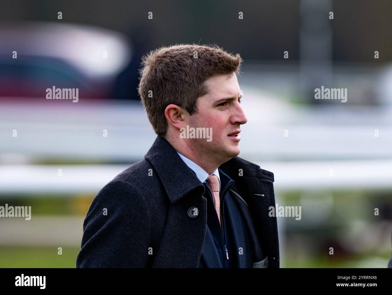 L'entraîneur Harry Derham marche sur le parcours de l'hippodrome de Newbury le jour de la Coral Gold Cup 2024. Banque D'Images