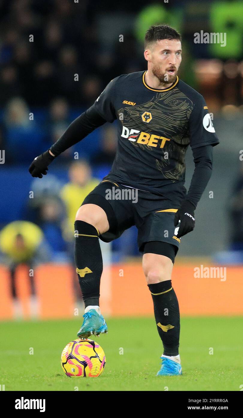 Goodison Park, Liverpool, Royaume-Uni. 4 décembre 2024. Premier League Football, Everton contre Wolverhampton Wanderers ; Matt Doherty de Wolverhampton Wanderers contrôle le ballon crédit : action plus Sports/Alamy Live News Banque D'Images