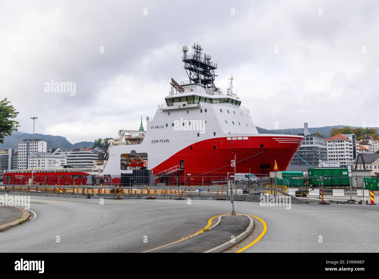 Bergen Norvège, navire de ravitaillement offshore et remorqueur le Siem Pearl dans le port de Bergen sur la côte ouest de la Norvège, Europe, 2024 Banque D'Images