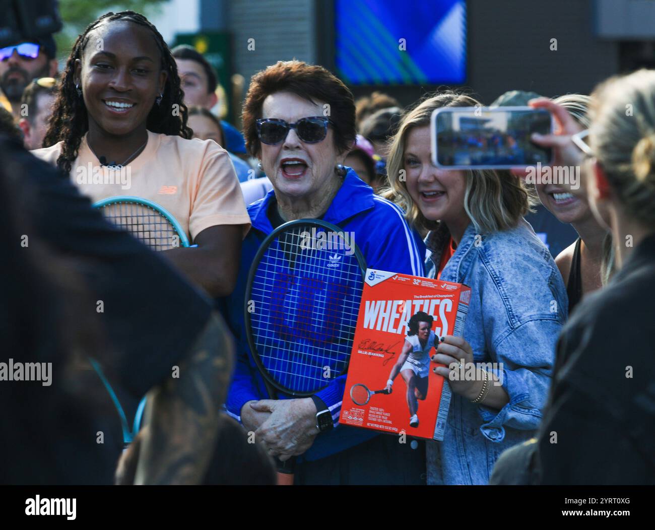 Queens, New York, États-Unis - 20 août 2024 : un rassemblement animé de fans de tennis posant avec des joueurs légendaires, partageant joie et excitation dans l'après-midi s. Banque D'Images