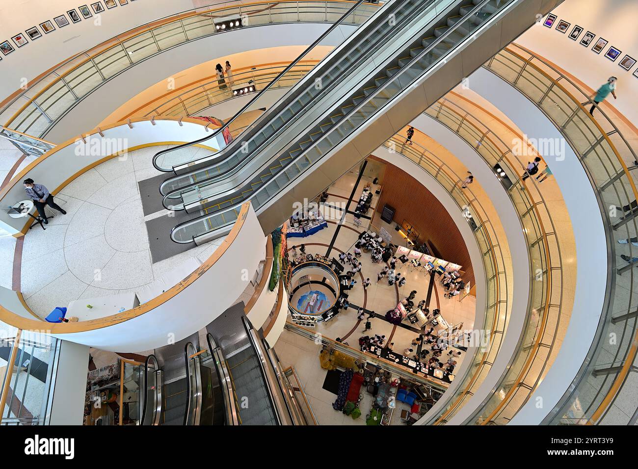 Vue sur l'intérieur spacieux et l'atrium central du Bangkok Art and culture Centre (BACC) depuis la galerie supérieure au 9ème étage Banque D'Images