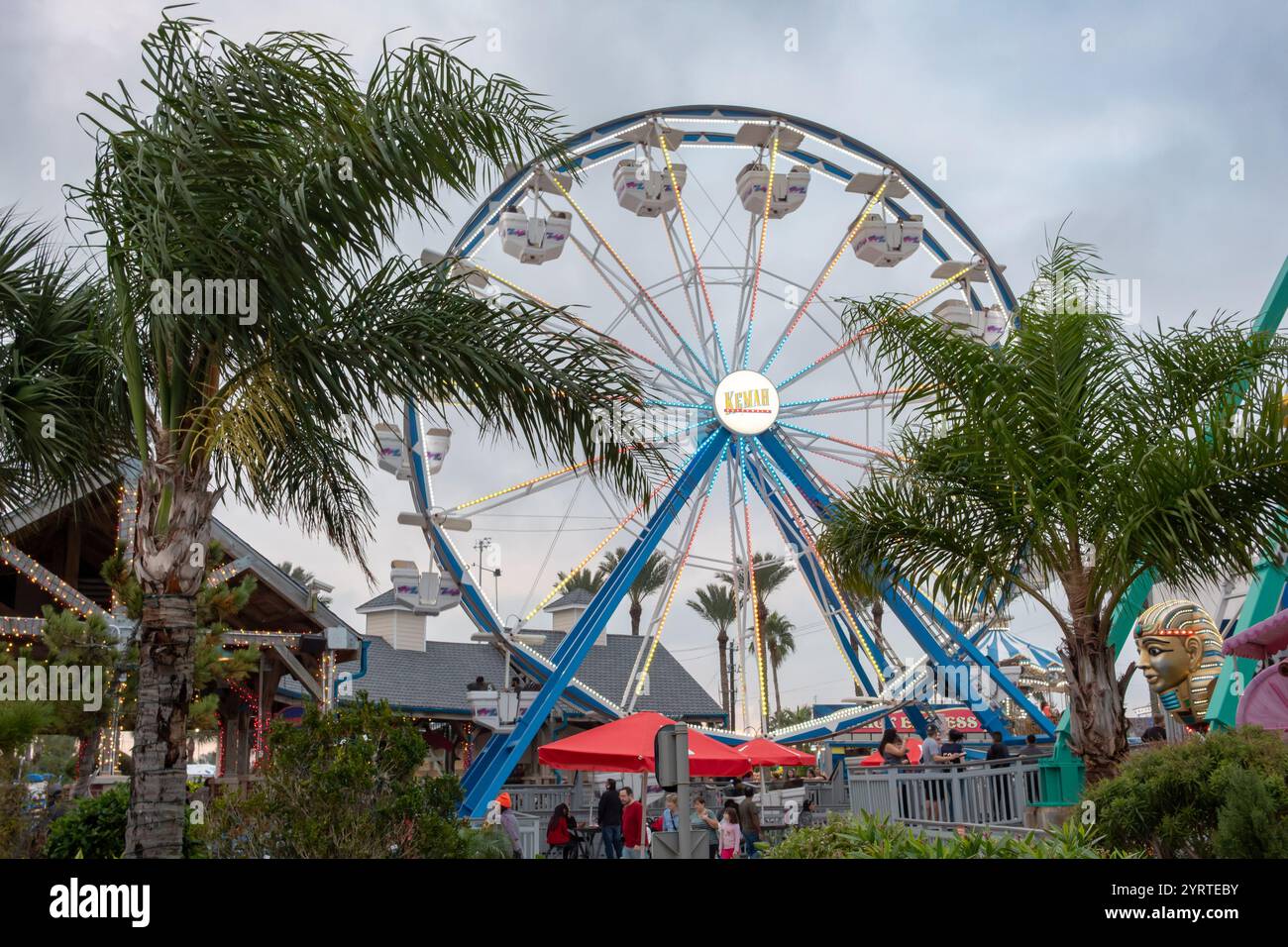 Grande roue de Kemah Board Walk entourée de palmiers verts. Photo prise à la Kemah Board Walk à Houston Texas par temps nuageux Banque D'Images