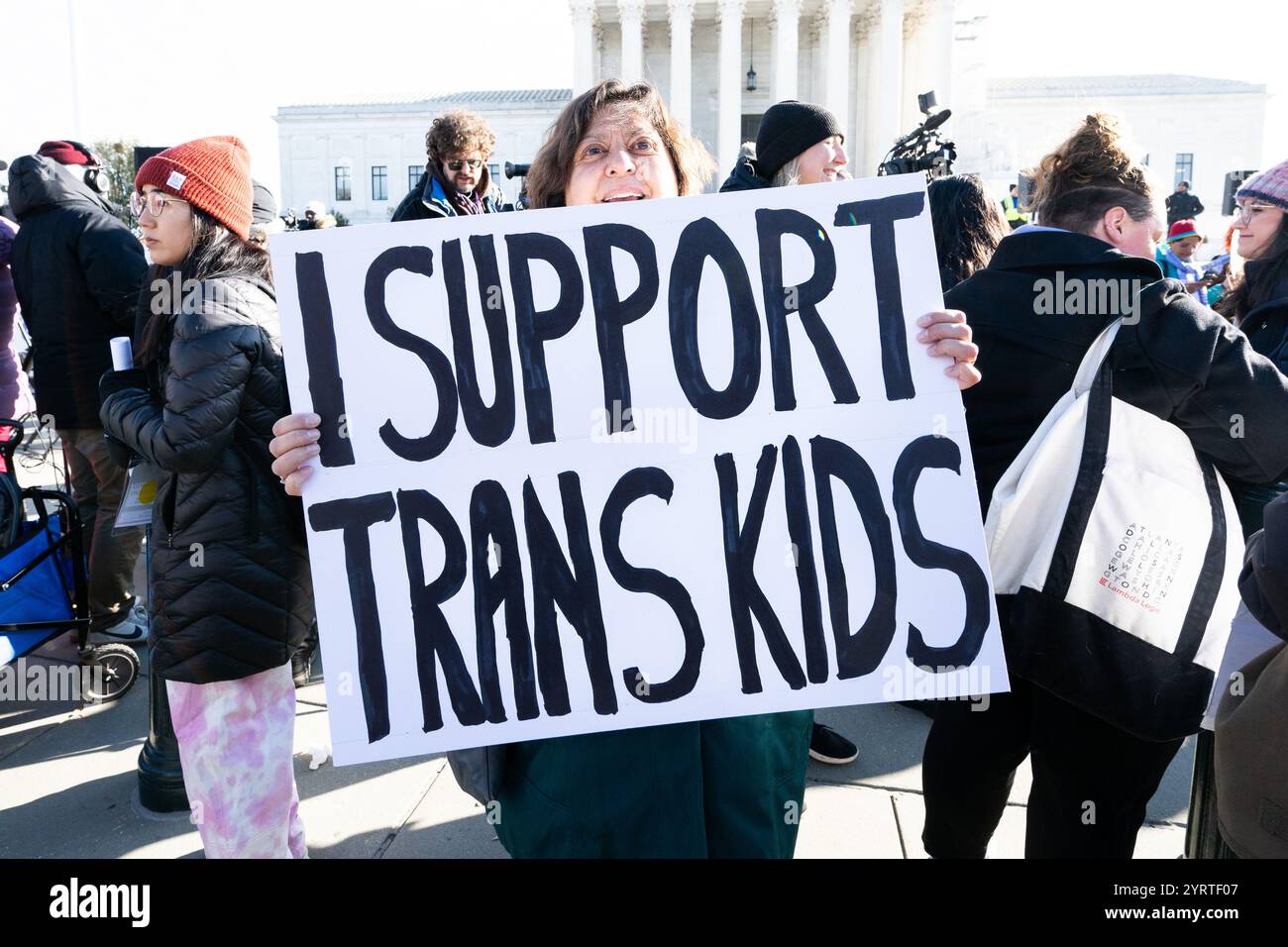 Washington, États-Unis. 04th Dec, 2024. Un manifestant tient une pancarte disant « je soutiens les enfants trans » lors d'une manifestation contre une loi du Tennessee interdisant les bloqueurs de la puberté et l'hormonothérapie pour les adolescents transgenres, qui fait l'objet d'un débat aujourd'hui à la Cour suprême de Washington DC. Crédit : SOPA images Limited/Alamy Live News Banque D'Images