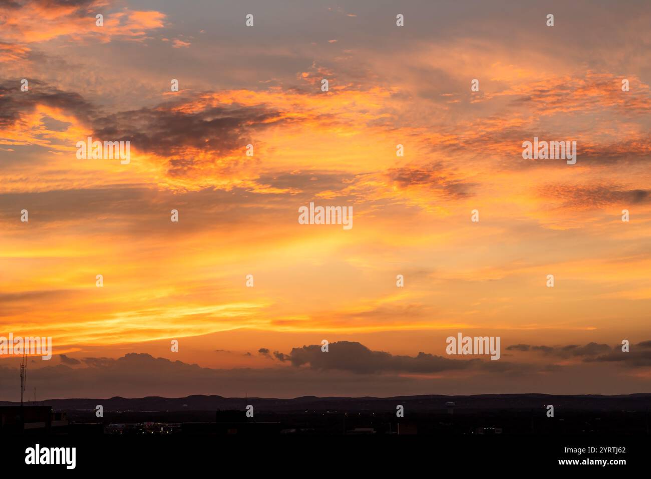 Ciel orange dramatique et coloré au-dessus d'un horizon. Une photo a été prise du coucher de soleil à San Antonio Texas pendant l'heure d'or Banque D'Images