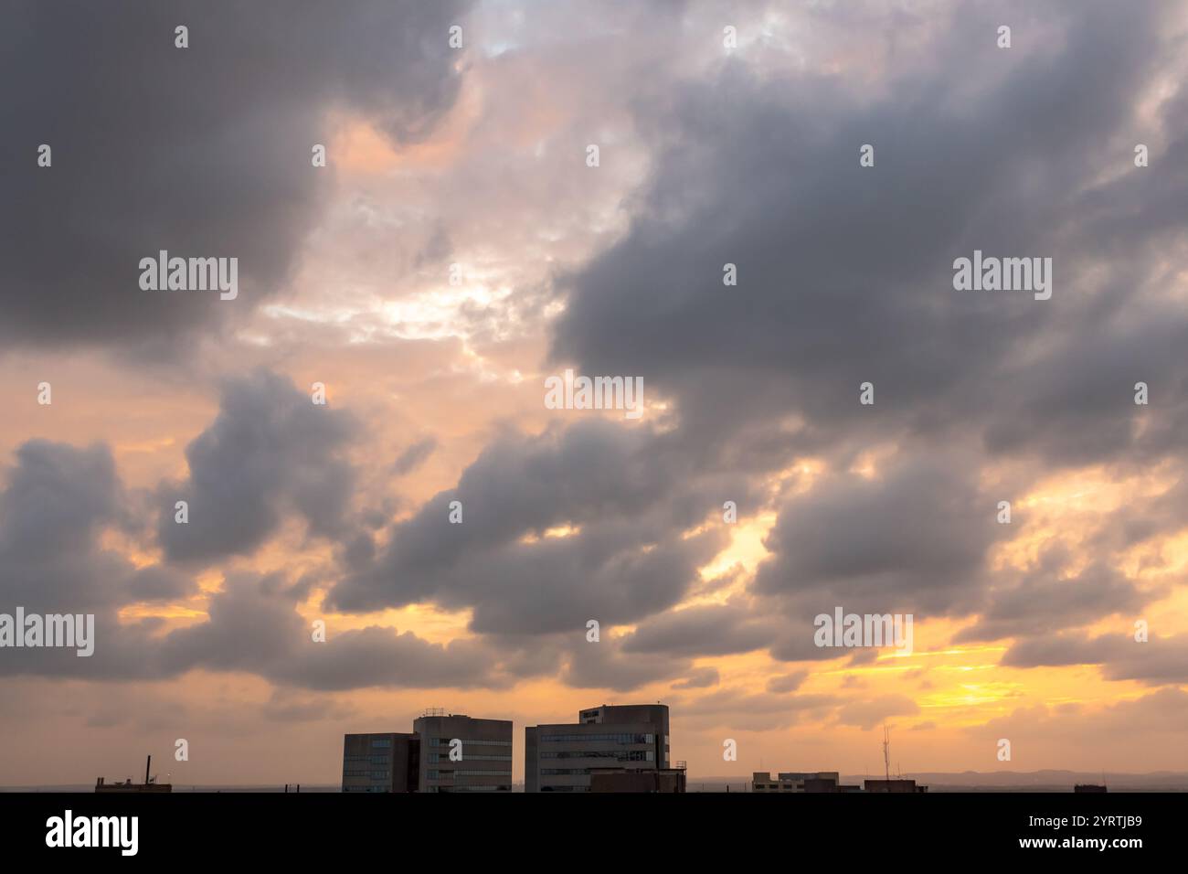 Ciel orange dramatique et coloré au-dessus d'un horizon. Une photo a été prise du coucher de soleil à San Antonio Texas pendant l'heure d'or Banque D'Images