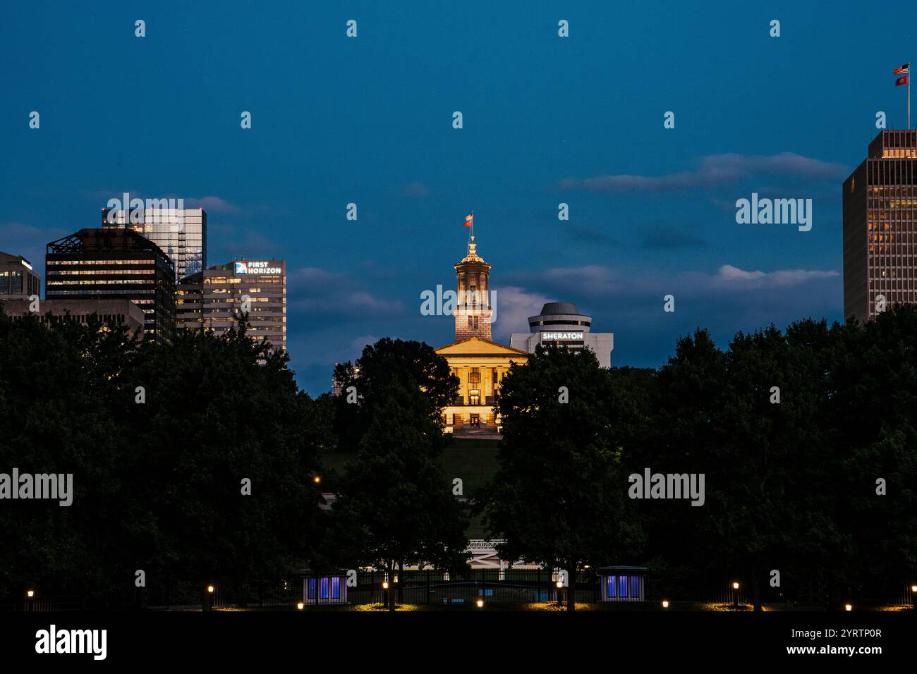 Vue drone du Capitole du Tennessee au crépuscule avec ciel bleu Banque D'Images