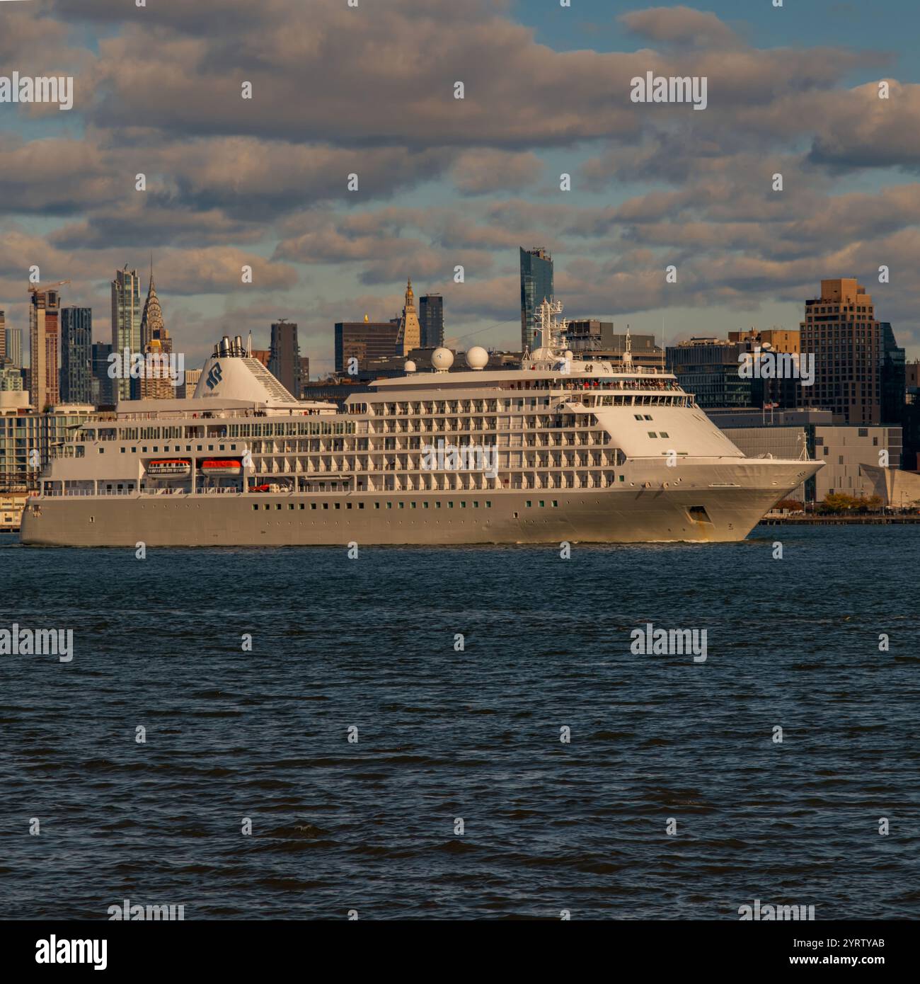 Paysage urbain de New York. Port de New York avec bateau de croisière. Voyages et navigation. New York Yacht. Centre-ville de New York. Ville urbaine. NYC. Banque D'Images