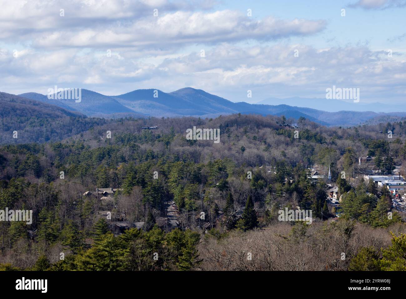 Une vue imprenable sur la petite ville de Highlands et la montagne Appalachian au-delà sous Sunset Rock. Highlands Cashiers Land Trust, Caroline du Nord Banque D'Images